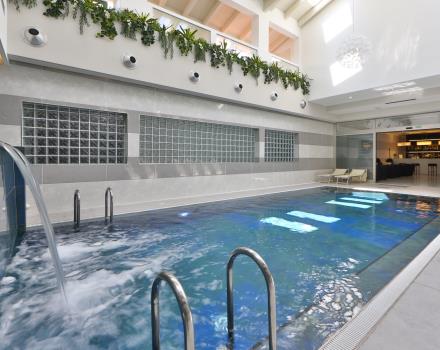 Best Western Plus Hotel Modena Resort la piscina interna e riscaldata nei periodi invernali dell'hotel