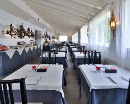 Best Western Plus Hotel Modena Resort a special breakfast room tables