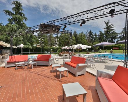Best Western Plus Hotel Modena Resort nella piscina esterna un gradevole patio dove poter sorseggiare fantastici aperitivi
